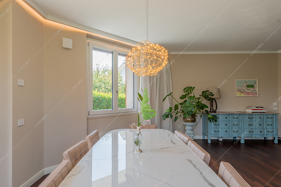 Zona pranzo della villa Gange, location in stile contemporaneo a Milano