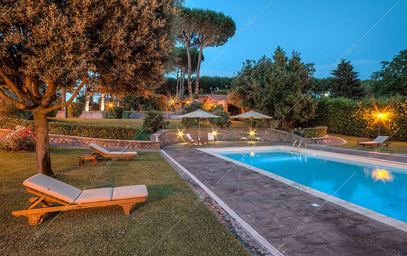 Piscina della villa Kunzite, location in stile moderno a Roma