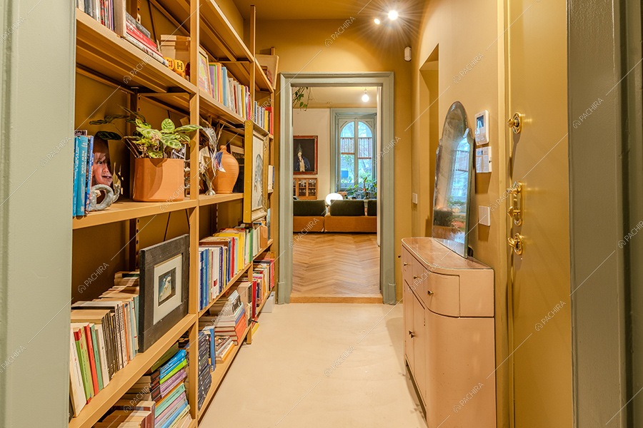 Corridoio dell'appartamento Buganvilla, location in stile moderno a Milano
