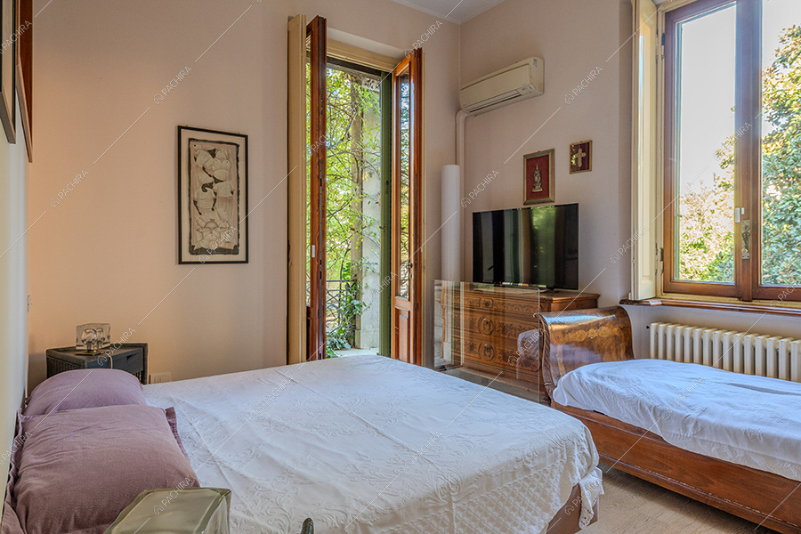 Camera da letto della villa Nitra, location in stile vintage a Milano