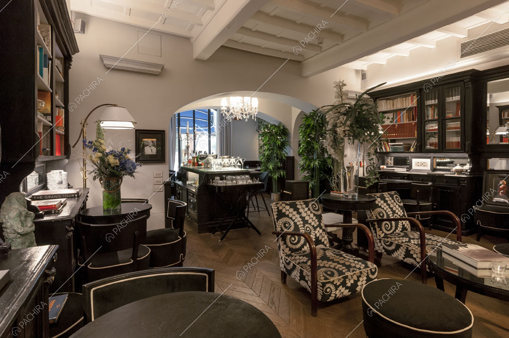 Salotto con librerie nere dell'hotel McKinley, location in stile classico a Firenze