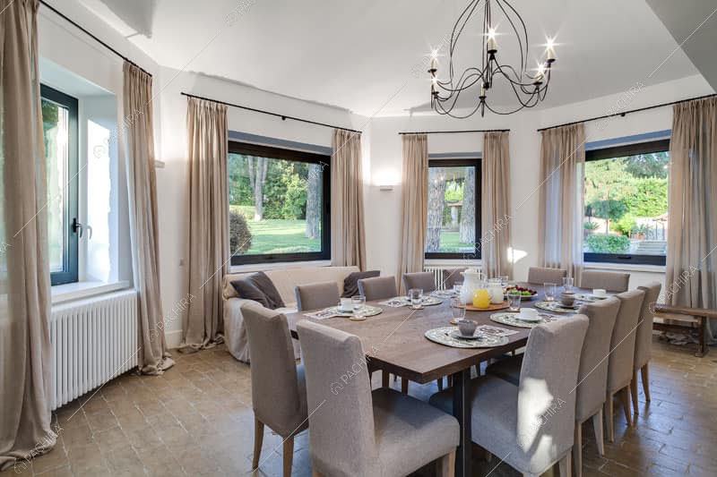 Sala da pranzo della villa Kunzite, location in stile moderno a Roma