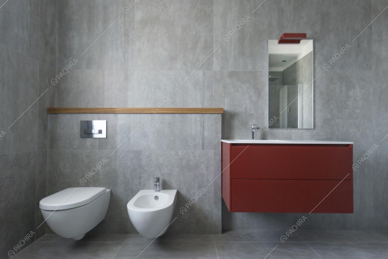 Nel bagno grigio sanitari e mobile bagno sospeso e rosso
