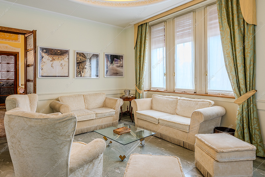 Salotto della villa Lentisco, location in stile classico a Varese