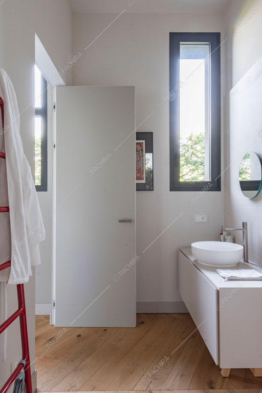 Bagno del loft Danubio, location in stile contemporaneo a Brescia