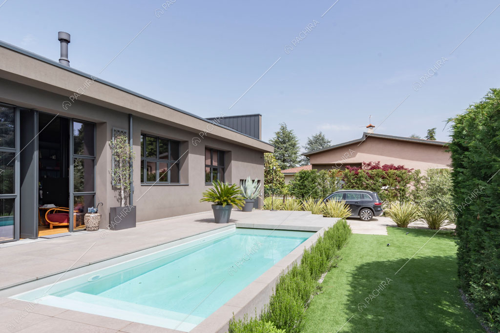 Piscina del loft Danubio, location in stile contemporaneo a Brescia