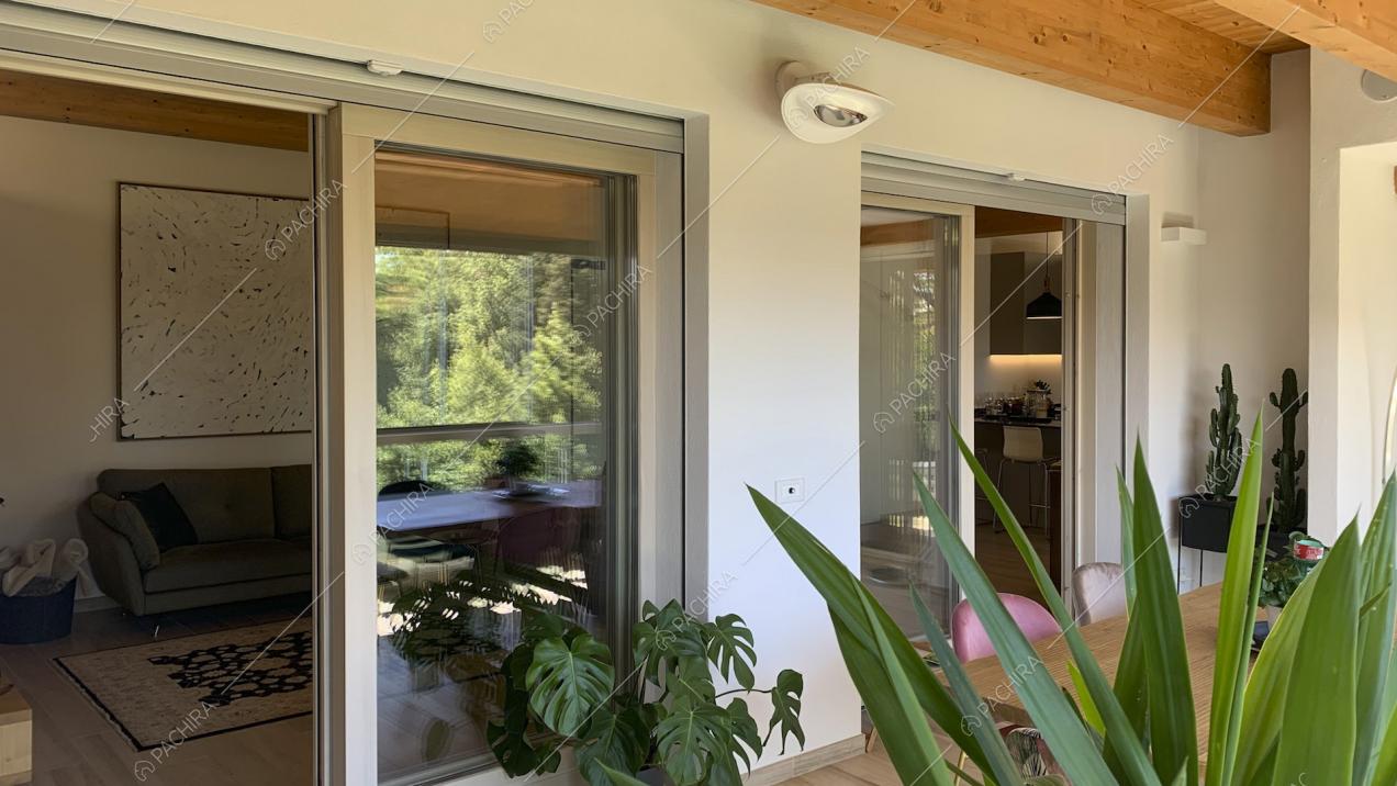 Grandi porte finestre tra la zona living e la terrazza