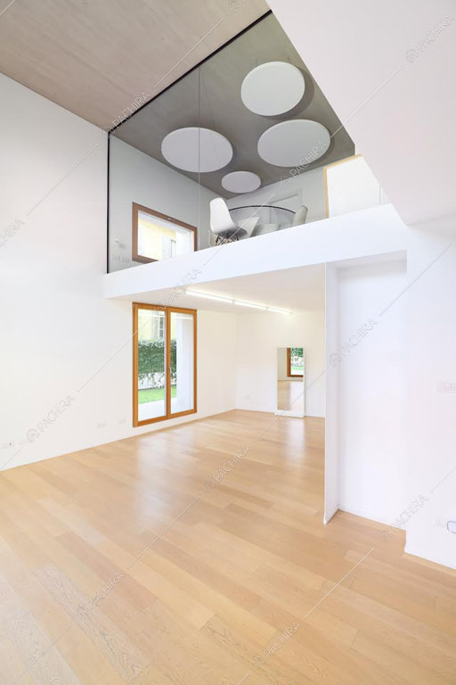 Pavimento in parquet nel salone dell'espositivo Apocino, location in stile contemporaneo a Milano