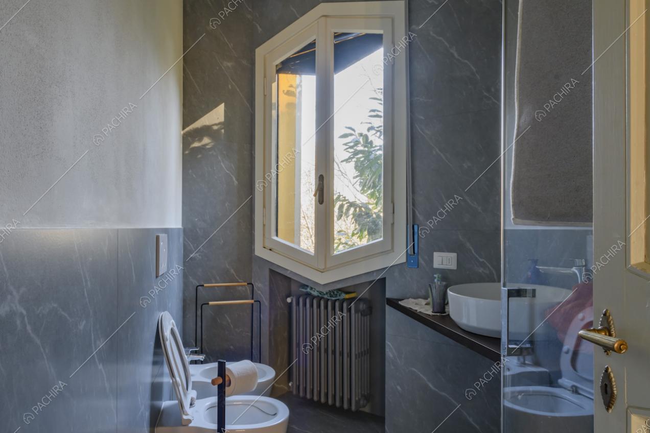 Bagno dalle pareti in marmo