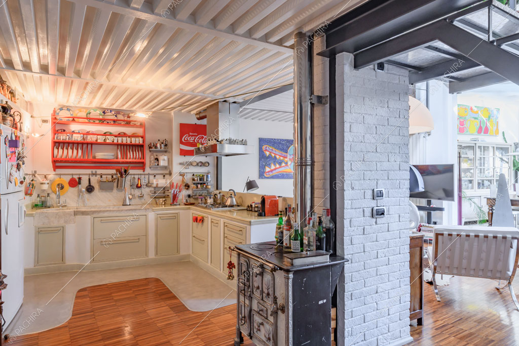 Cucina del loft Cascarilla, location in stile moderno a Milano
