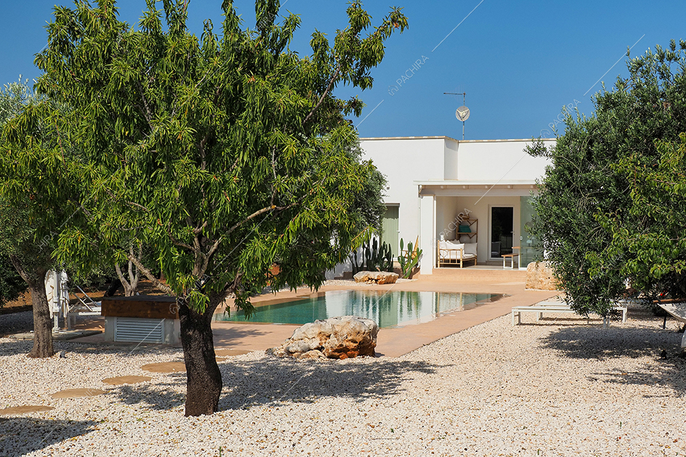 Esterni della villa Iolite, location in stile minimal a Brindisi