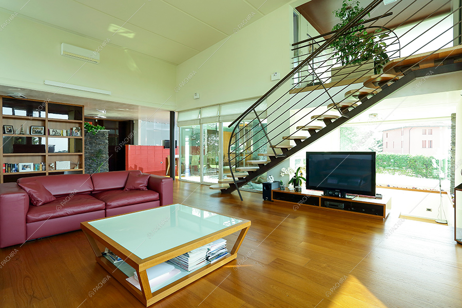 Zona living della villa Krakatoa, location in stile moderno a Udine