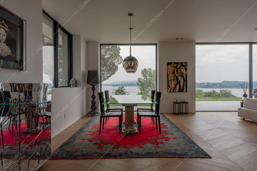 Vetrate con vista sul lago della villa Ladoga, location in stile contemporaneo a Varese