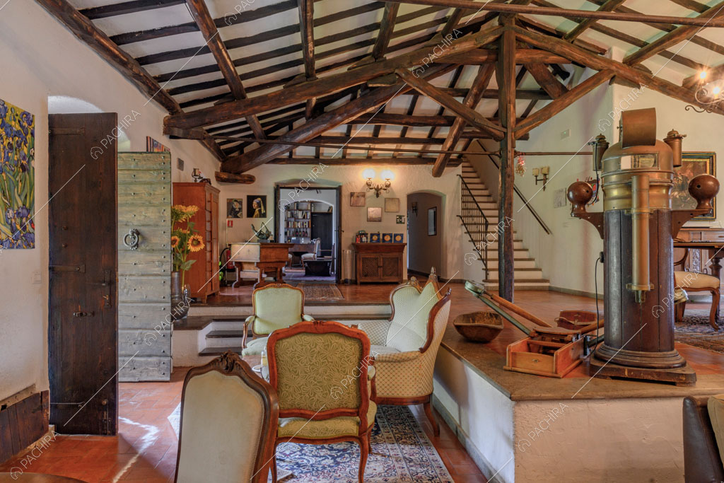 Zona living della villa Ebridi, location in stile rustico a Roma