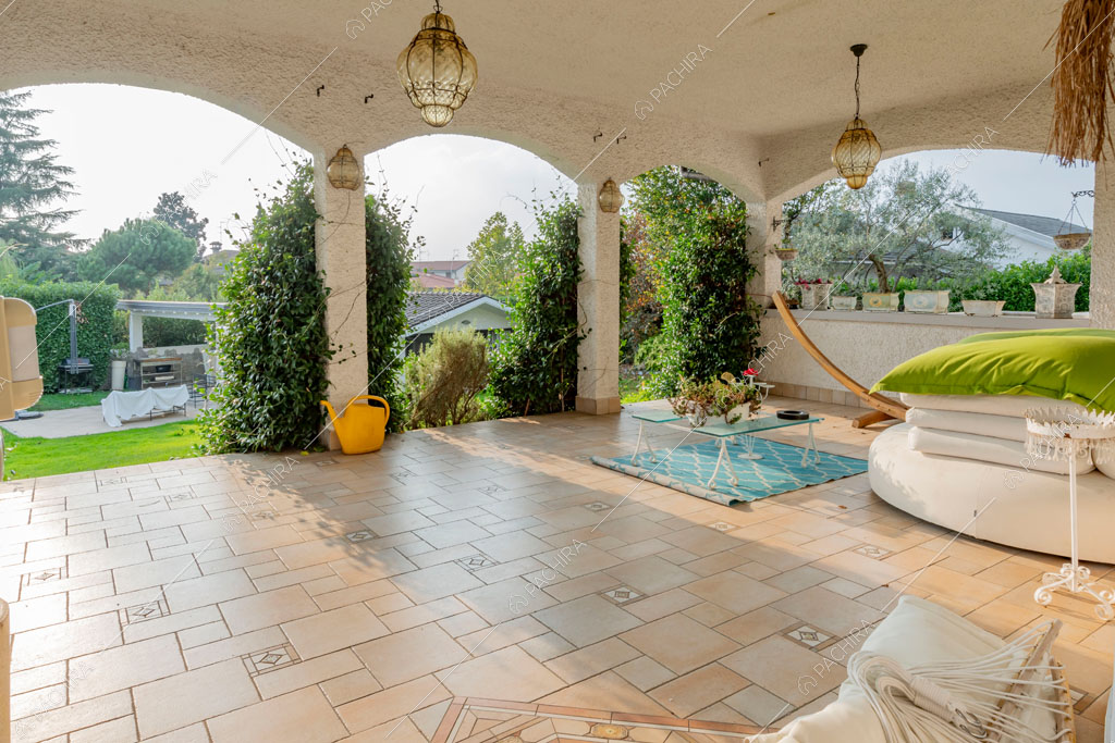 Portico della villa Ararat, location in stile classico a Milano