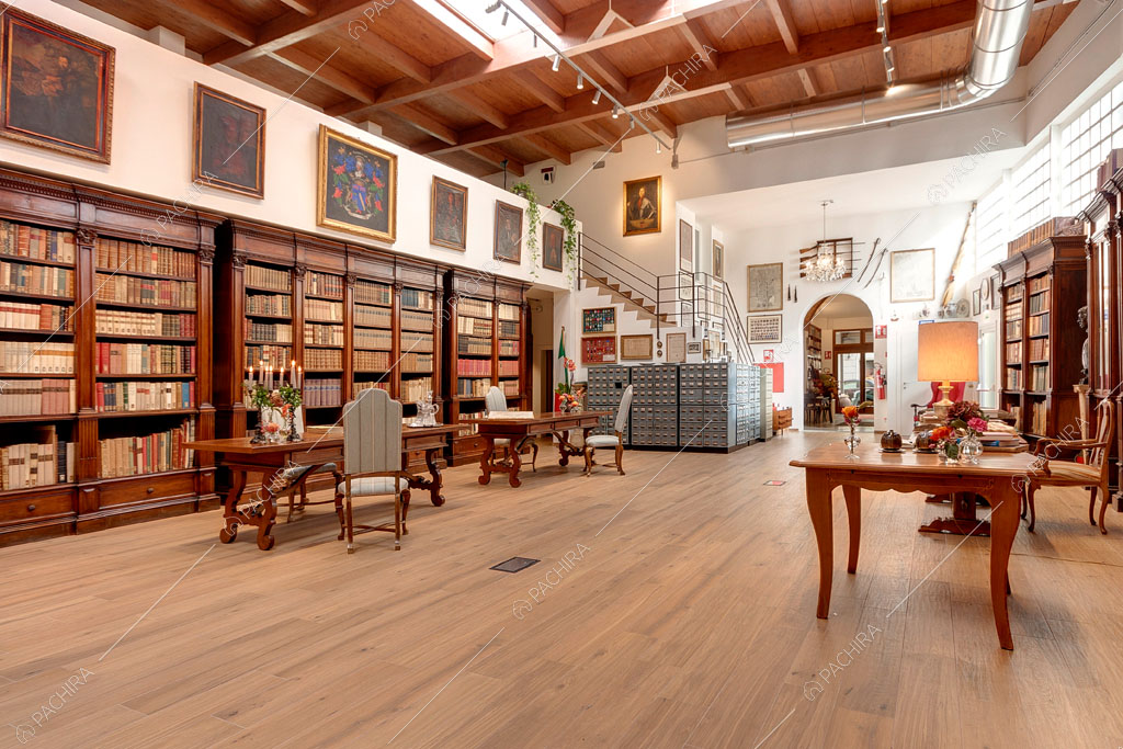 Biblioteca con pavimento in parquet dell'espositivo Agarico, location in stile contemporaneo a Firenze