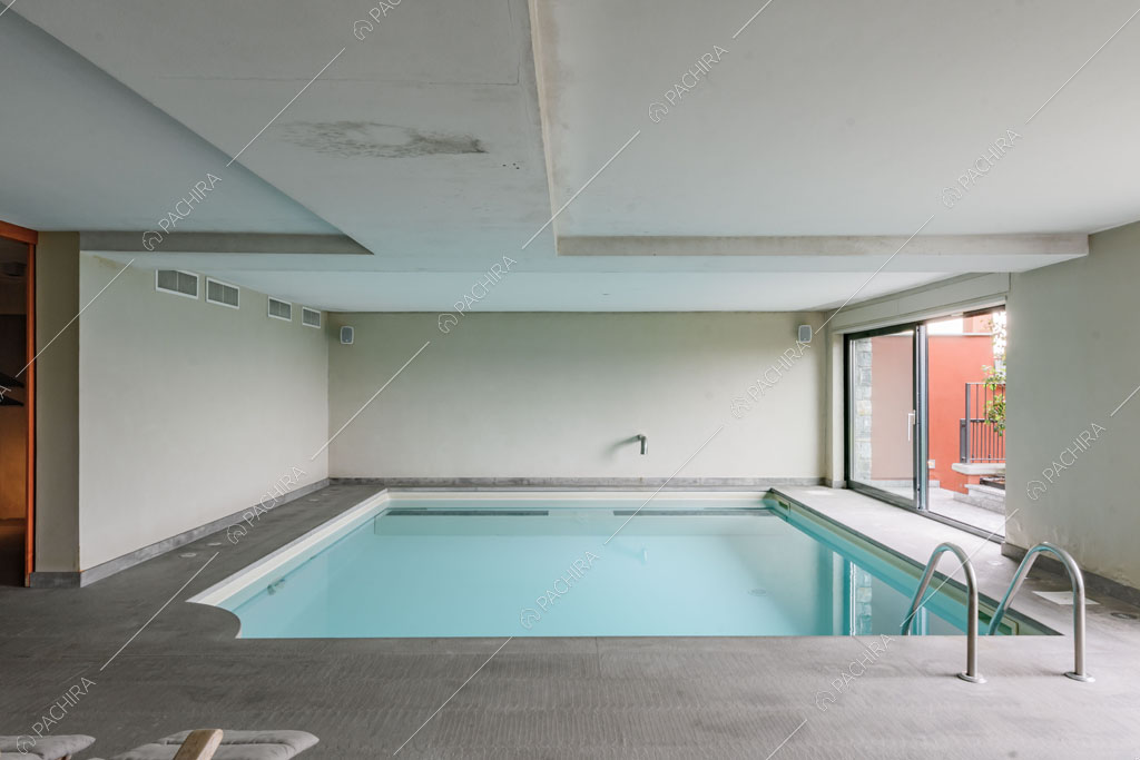 Piscina interna della villa Roveja, location in stile contemporaneo a Como