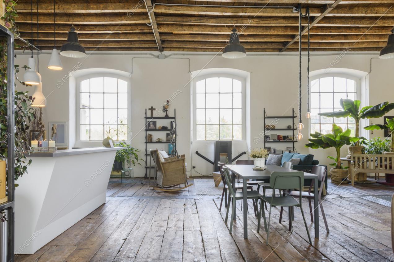 Parquet antico, travi in legno e vetrate industriali