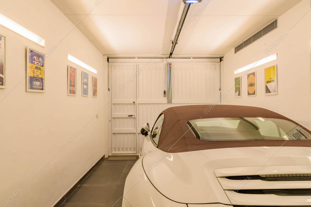 Porta del garage, pareti e soffitto bianchi