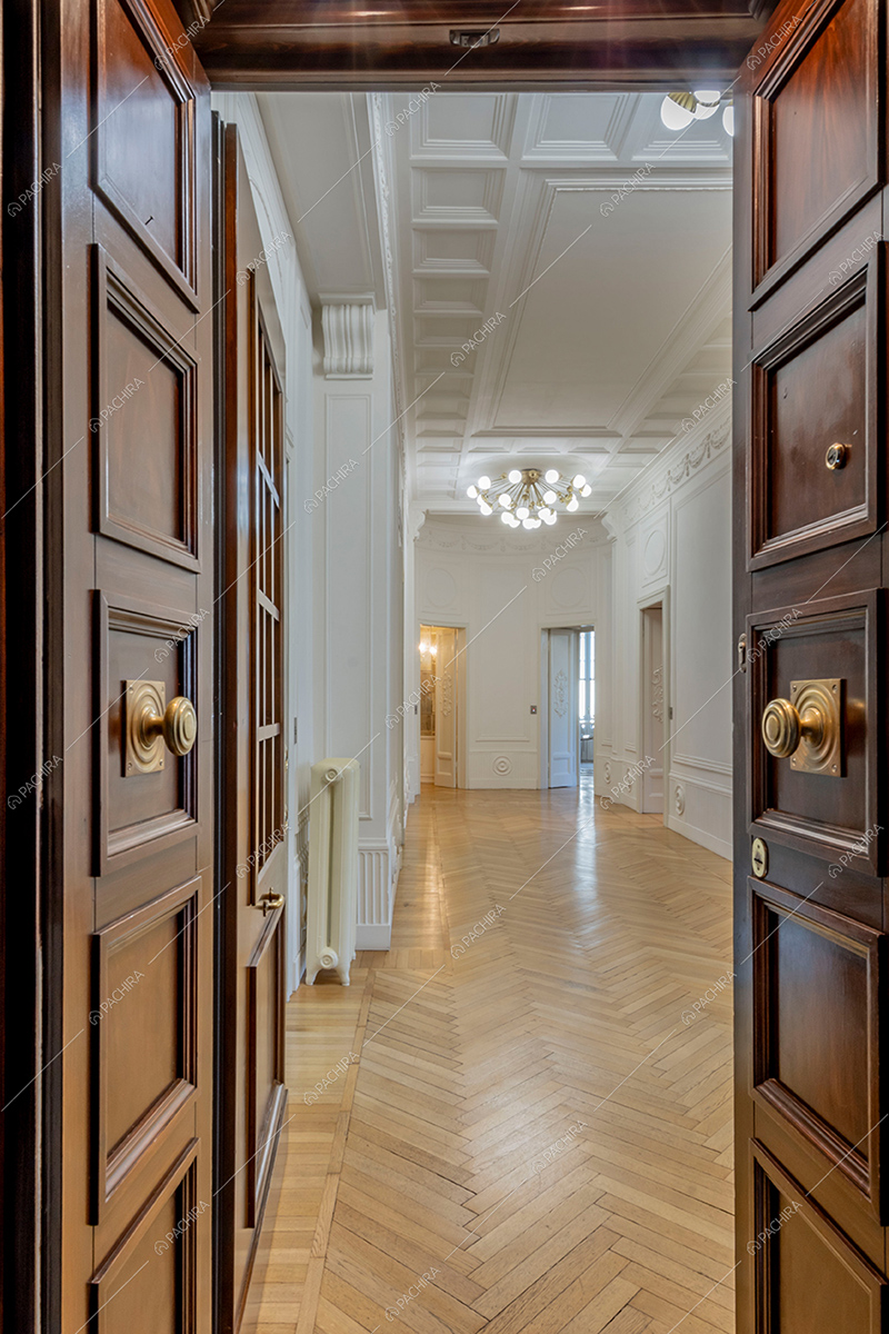 Ingresso dell'appartamento Barbabietola, location in stile liberty a Milano