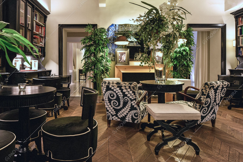 Arredamento dalle nuances scure nel salotto dell'hotel McKinley, location in stile classico a Firenze