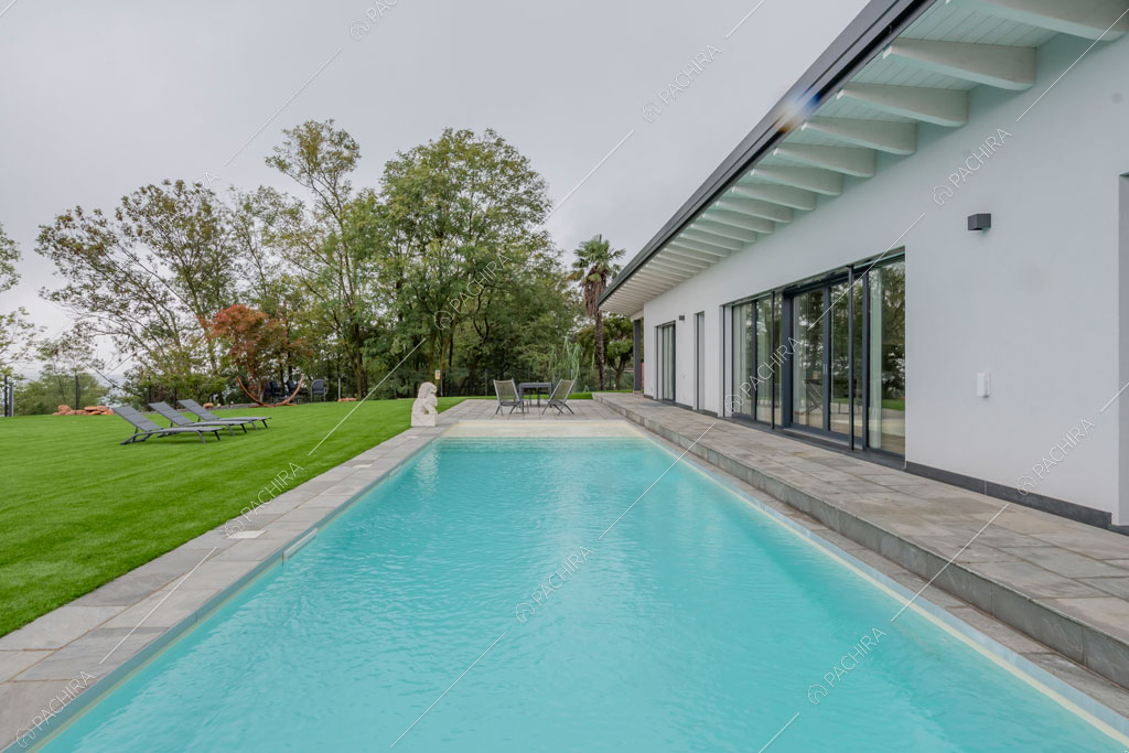 Piscina della villa Amazonite, location in stile contemporaneo a Varese