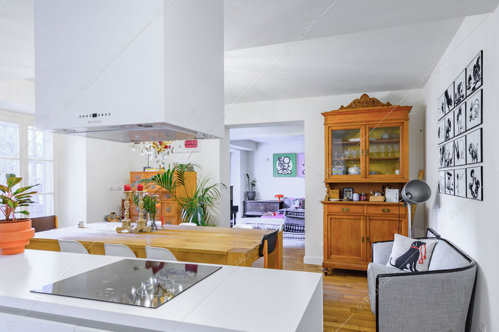 Pavimento in parquet nella cucina dell'appartamento Tramontana, location in stile contemporaneo a Milano