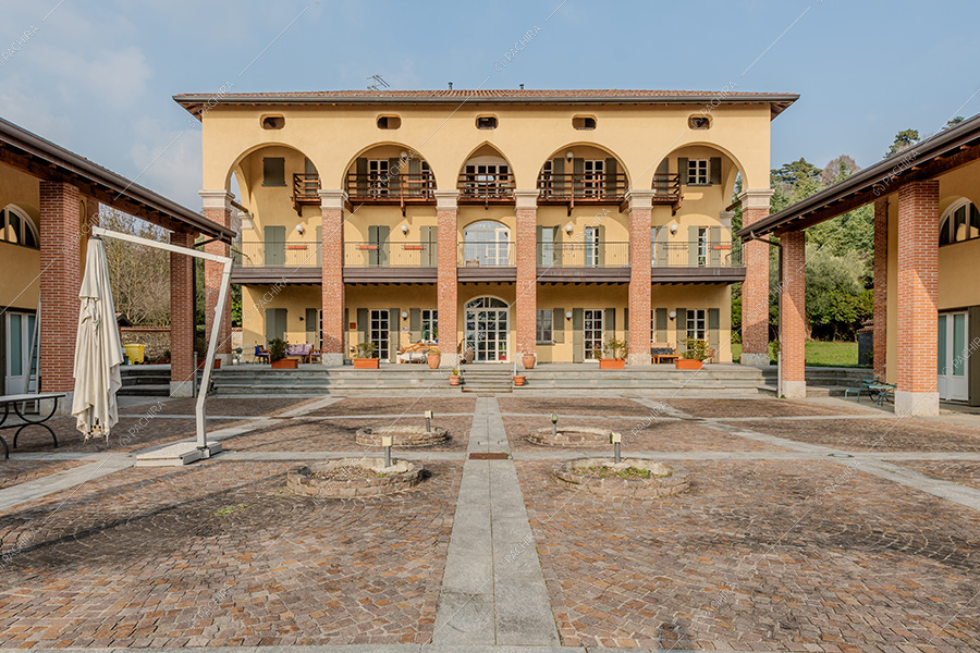Cortile della villa Quito, location in stile classico a Lecco