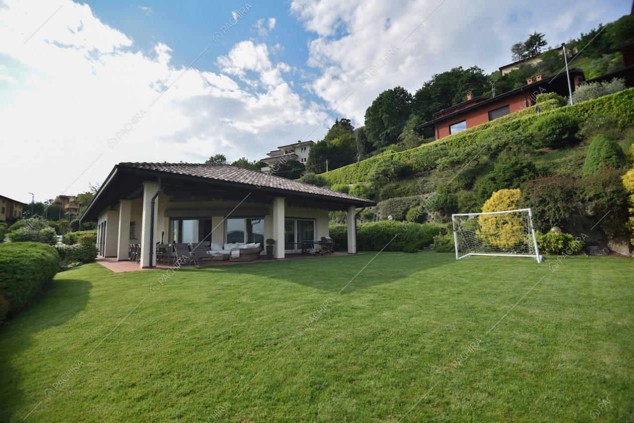 Il grande prato verde e la vegetazione che circonda la villa