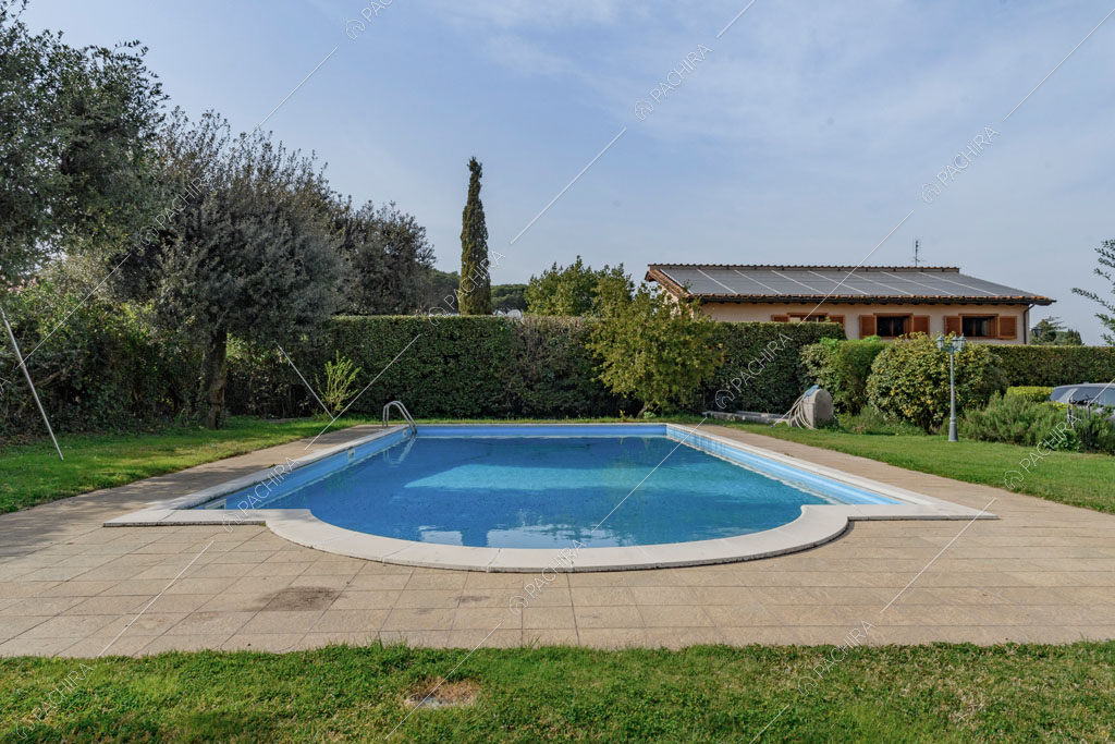 Piscina della villa Ebridi, location in stile rustico a Roma