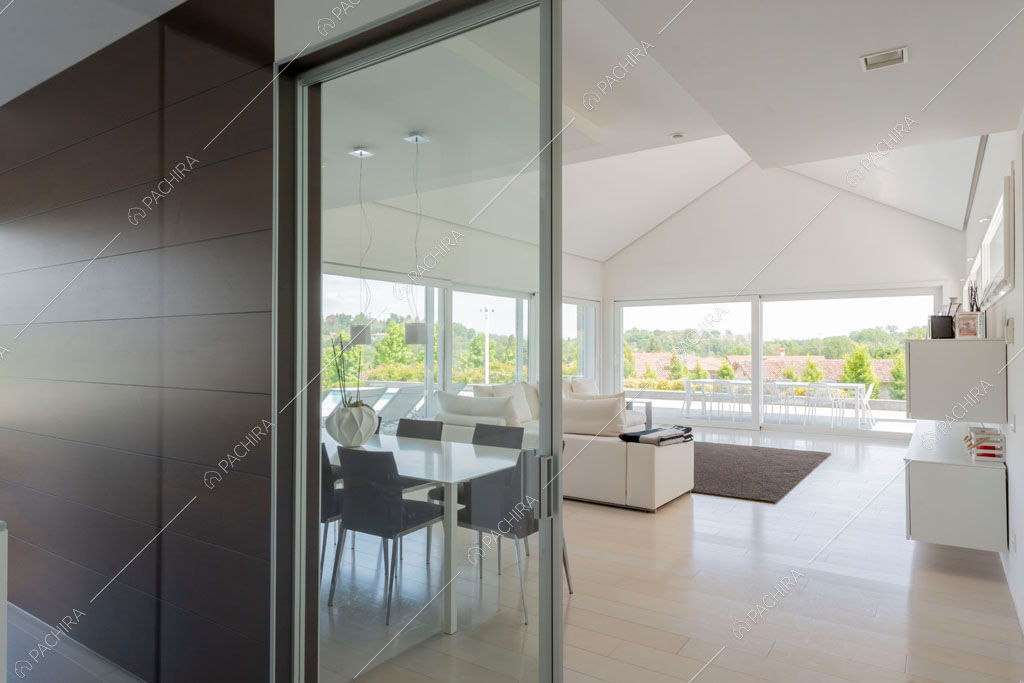 Zona living della villa Coral, location in stile contemporaneo a Como