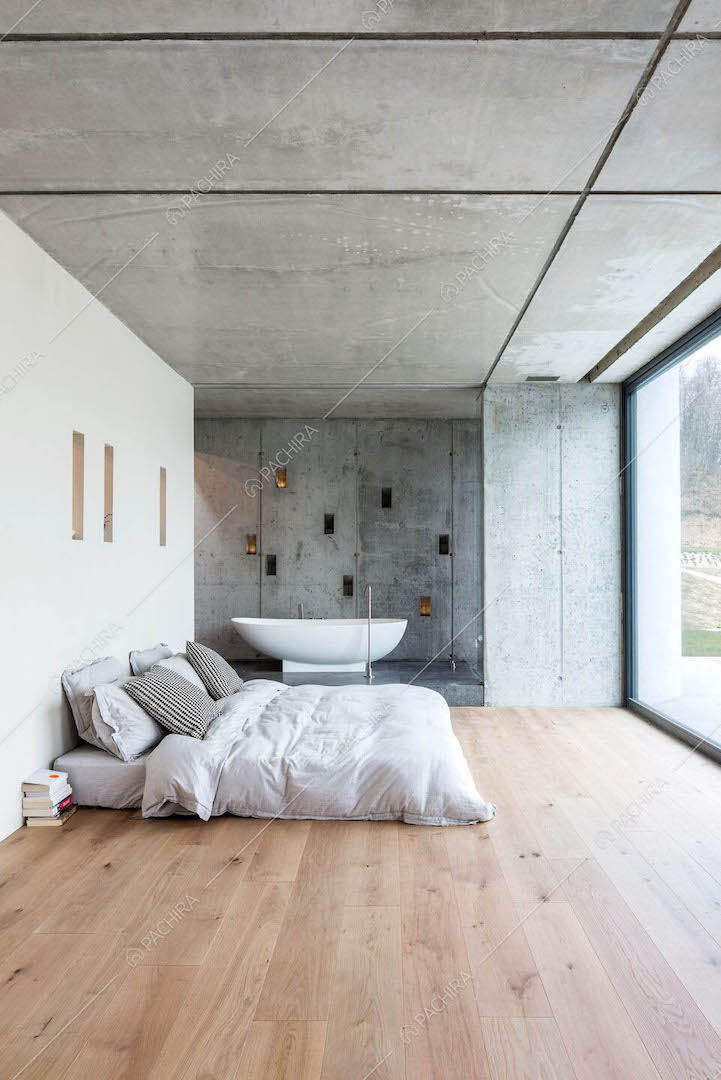 Camera da letto matrimoniale in stile minimal con pavimento in parquet e vetrate