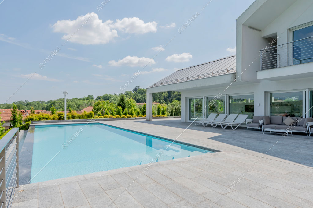 Piscina della villa Coral, location in stile contemporaneo a Como