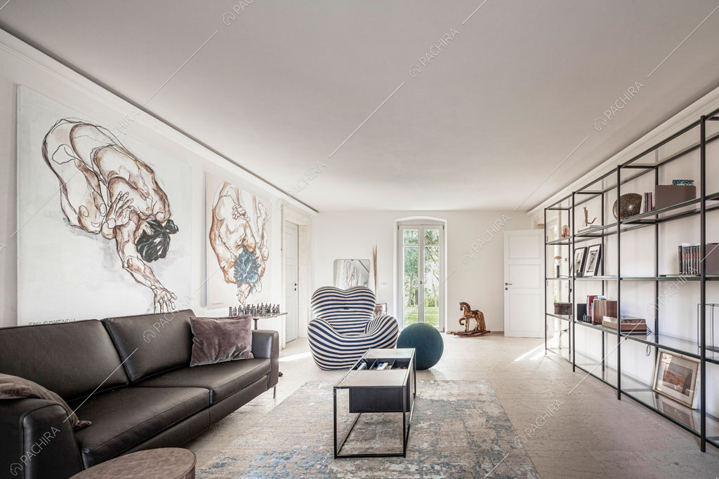 Zona living con pareti bianche della villa Ghibli, location in stile contemporaneo a Verona