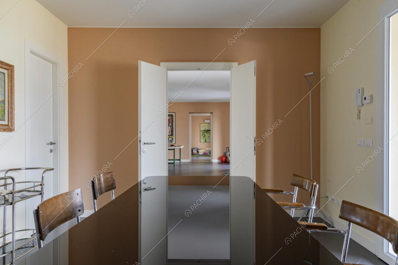 La sala da pranzo è collegata ad altri due salotti