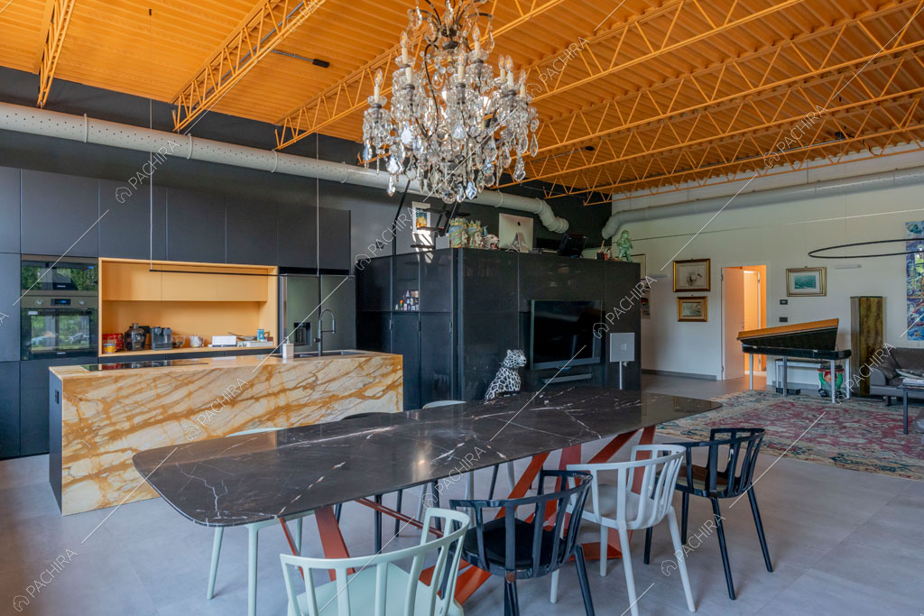 Cucina a isola del loft Graviola, location in stile contemporaneo a Milano
