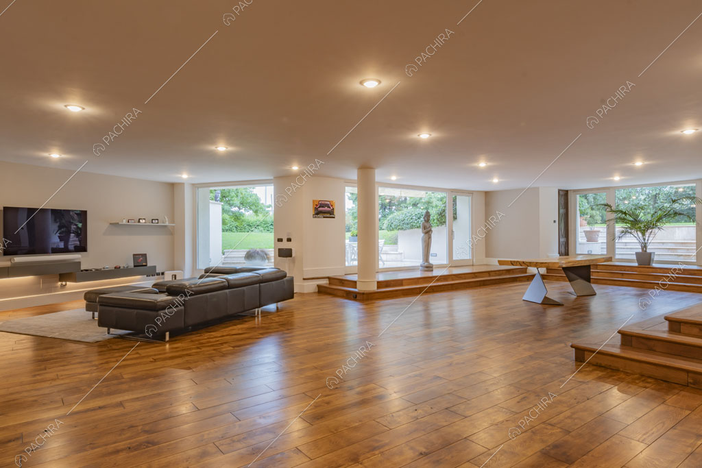 Grande sala con vetrate e pavimento in parquet della villa Bris, location in stile contemporaneo a Torino