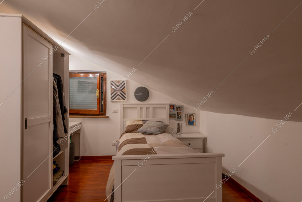 Camera da letto della villa Lena, location in stile moderno a Roma