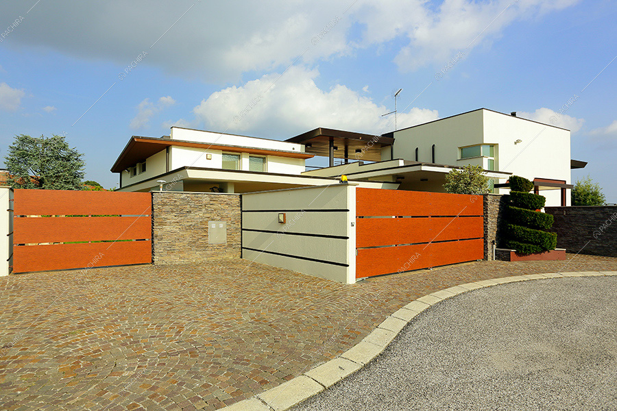 Vialetto della villa Krakatoa, location in stile moderno a Udine