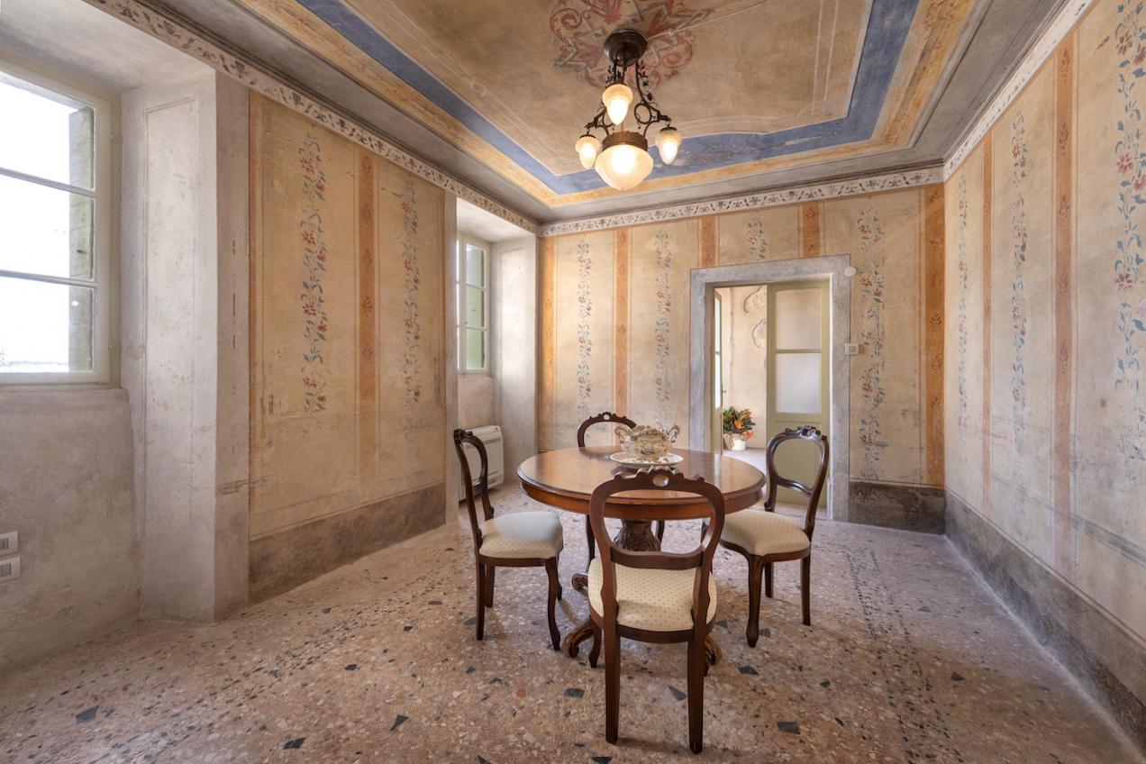 Sala da pranzo affrescata e con pavimento in marmo