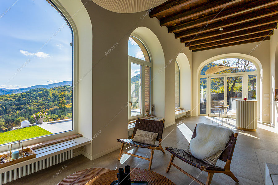 Zona living della villa Zinco, location in stile country a Pavia