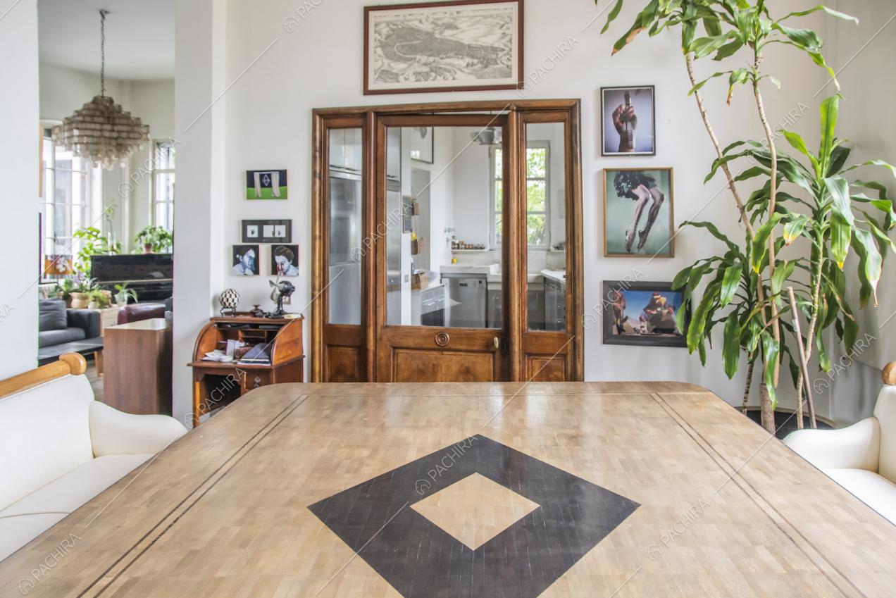 Porta con infissi in legno e piccolo scrittoio d'epoca