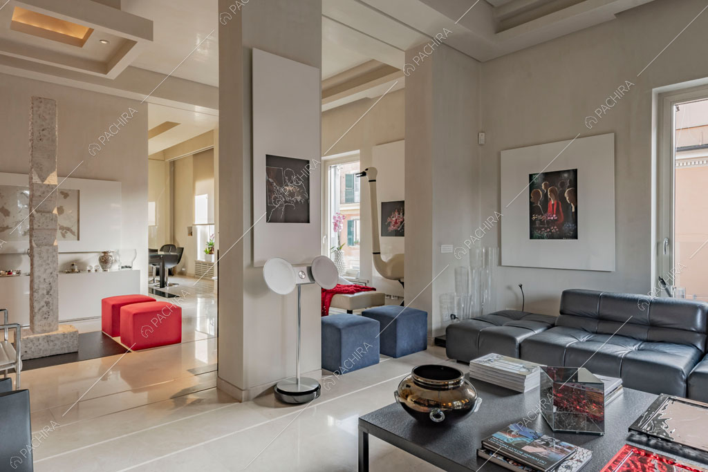 Arredo di design nella sala dell'appartamento Kamala, location in stile contemporaneo a Roma