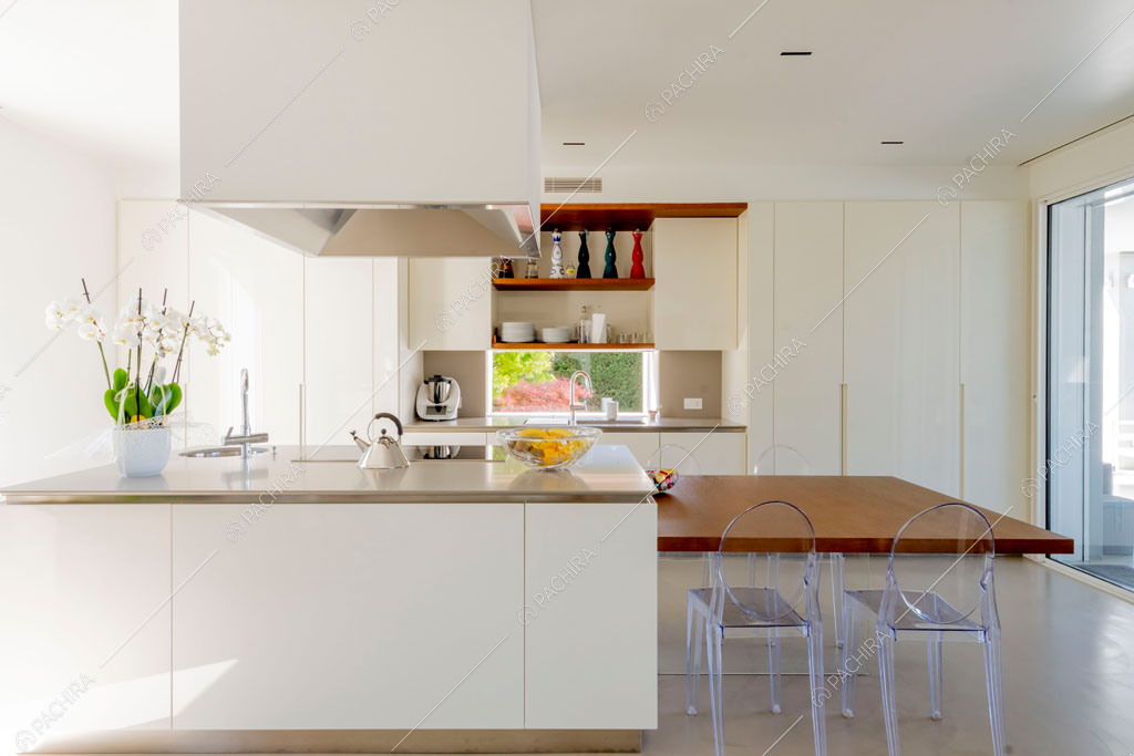 Cucina a vista della villa Columbia, location in stile moderno a Como