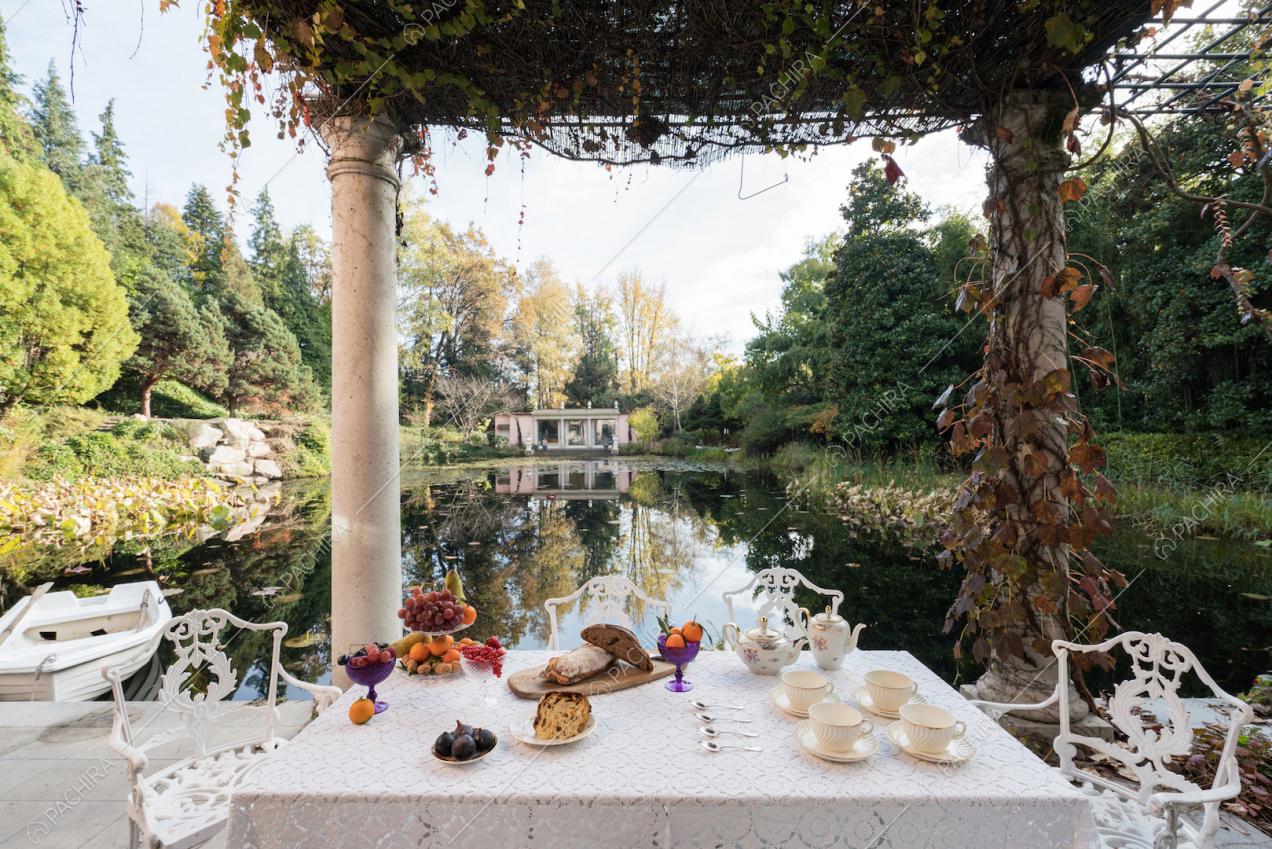Tavolo da pranzo nel giardino della location