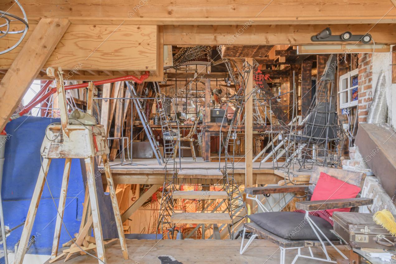 Angolo dell'atelier con seggiola in legno e ferro