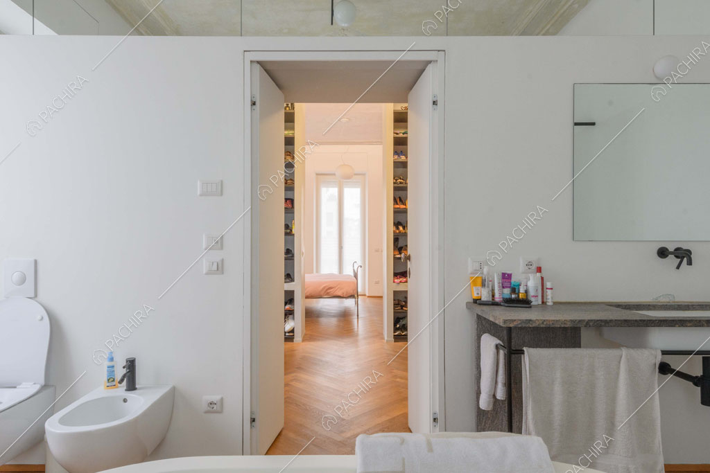 Dalla vasca del bagno privato vista sulla cabina armadio e sulla camera da letto