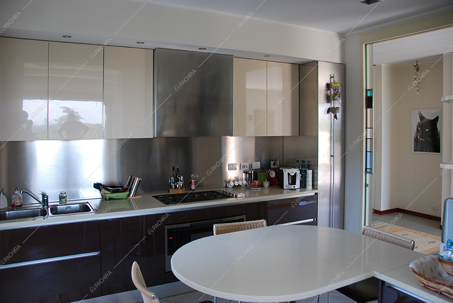 Cucina a parete della villa Acetosa, location in stile vintage a Lecco