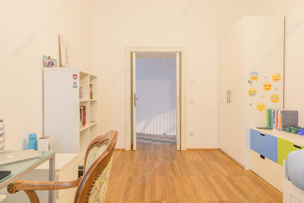 Pavimento in parquet nella camera da letto dei bambini con cassettiera colorata