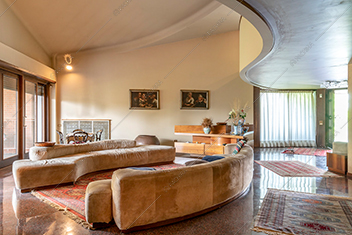 Zona living della villa Dolomite, location in stile rustico a Varese